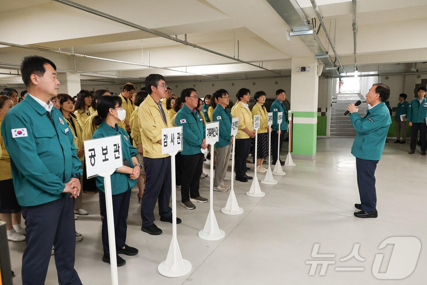 설동호 대전교육감(오른쪽)이 22일 민방위훈련에서 직원들에게 공습대피훈련을 설명하고 있다. (대전교육청 제공)/뉴스1