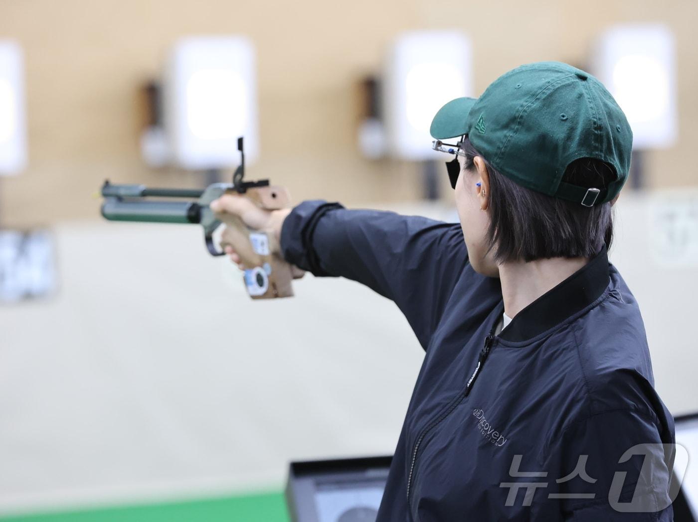 본문 이미지 - 2024 파리올림픽 은메달리스트 김예지가 지난해 8월22일 전남 나주 전남국제사격장에서 열린 &#39;제54회 봉황기 전국사격대회&#39;에서 과녁을 조준하고 있다. 이날 경기에서 김예지는 공기권총 단체1위, 개인 1위를 기록했다. &#40;대한사격연맹 제공&#41; 2024.8.22/뉴스1