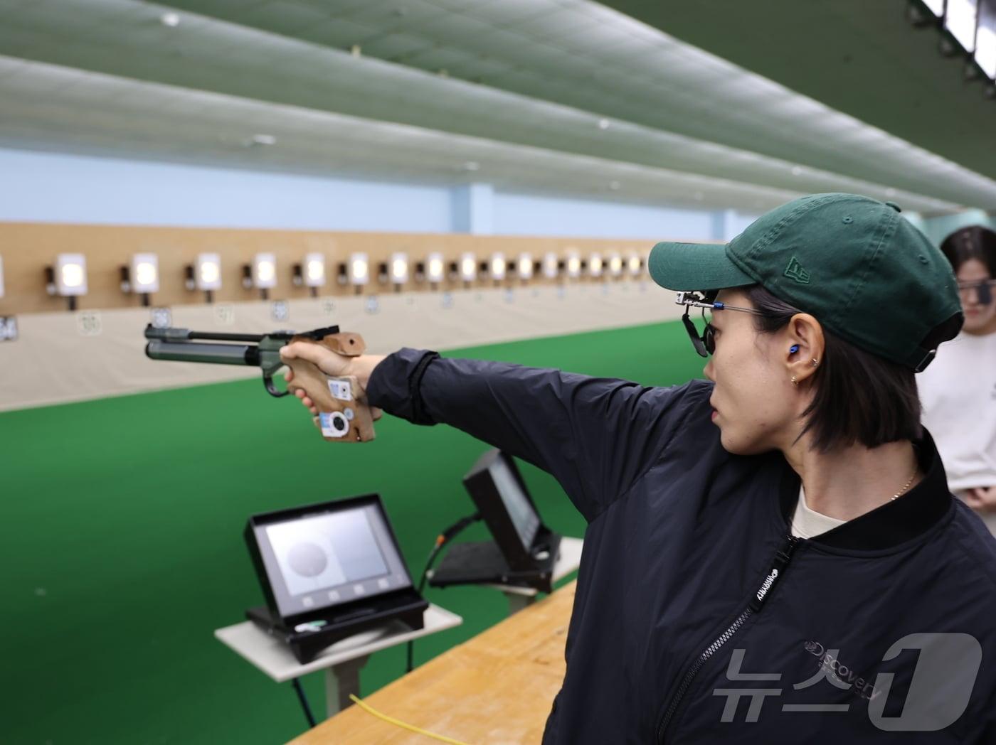 본문 이미지 - 2024 파리올림픽 은메달리스트 김예지가 22일 전남 나주 전남국제사격장에서 열린 '제54회 봉황기 전국사격대회'에서 과녁을 조준하고 있다. 이날 경기에서 김예지는 공기권총 단체1위, 개인 1위를 기록했다. (대한사격연맹 제공) 2024.8.22/뉴스1