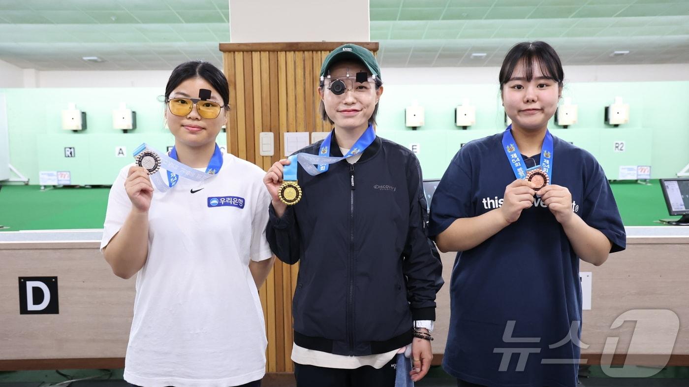 본문 이미지 - 2024 파리올림픽 은메달리스트 김예지(가운데)가 22일 전남 나주 전남국제사격장에서 열린 제54회 봉황기 전국사격대회에서 금메달을 들고 기념촬영을 하고 있다. 이날 경기에서 김예지는 공기권총 단체1위, 개인 1위를 기록했다. (대한사격연맹 제공) 2024.8.22/뉴스1