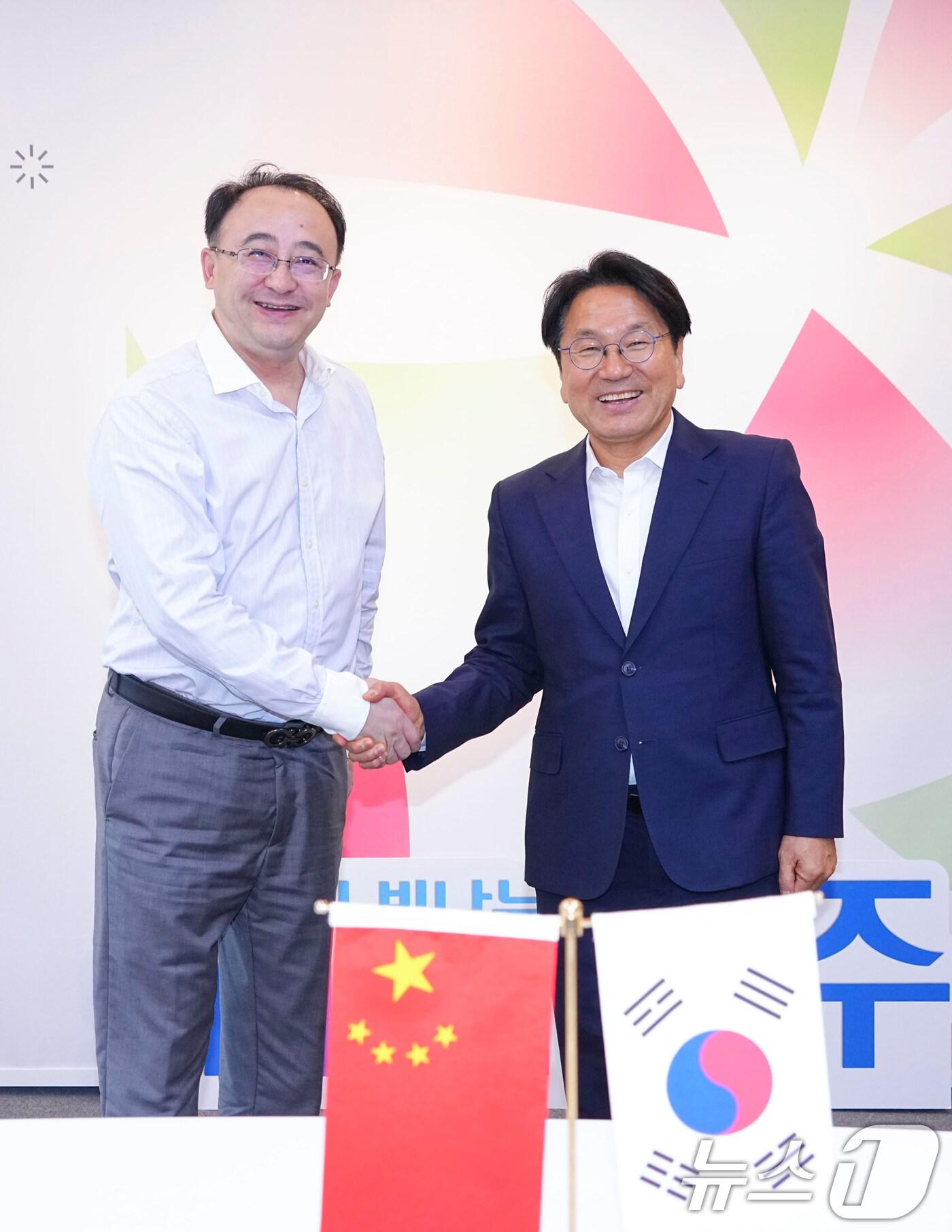 본문 이미지 - 강기정 광주시장이 22일 오전 시청 접견실에서 중국 남방항공 왕쉰 한국지사장과 면담을 갖고 광주시 관광지원과 상호협력 방안을 논의한 뒤 기념촬영을 하고 있다.(광주시 제공)2024.8.22/뉴스1 