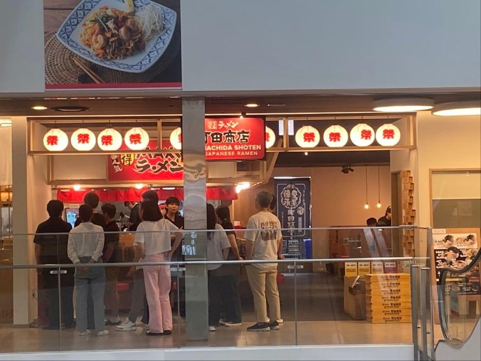 본문 이미지 - 마리오아울렛 '마치다 쇼텐' 앞 웨이팅(마리오아울렛 제공)