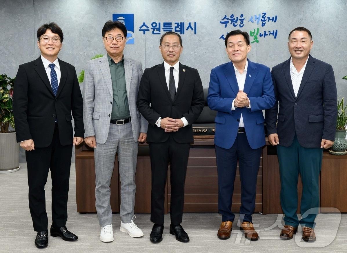 본문 이미지 - 이재준 수원시장과 프레드 정 미국 풀러턴시장은 21일 수원시청에서 만나 정책 교류를 위해 협력하기로 했다. 왼쪽 두 번째부터 김상덕 회장, 프레드정 시장, 이재준 시장, 이웅종 원장(KCMC문화원 제공). ⓒ 뉴스1