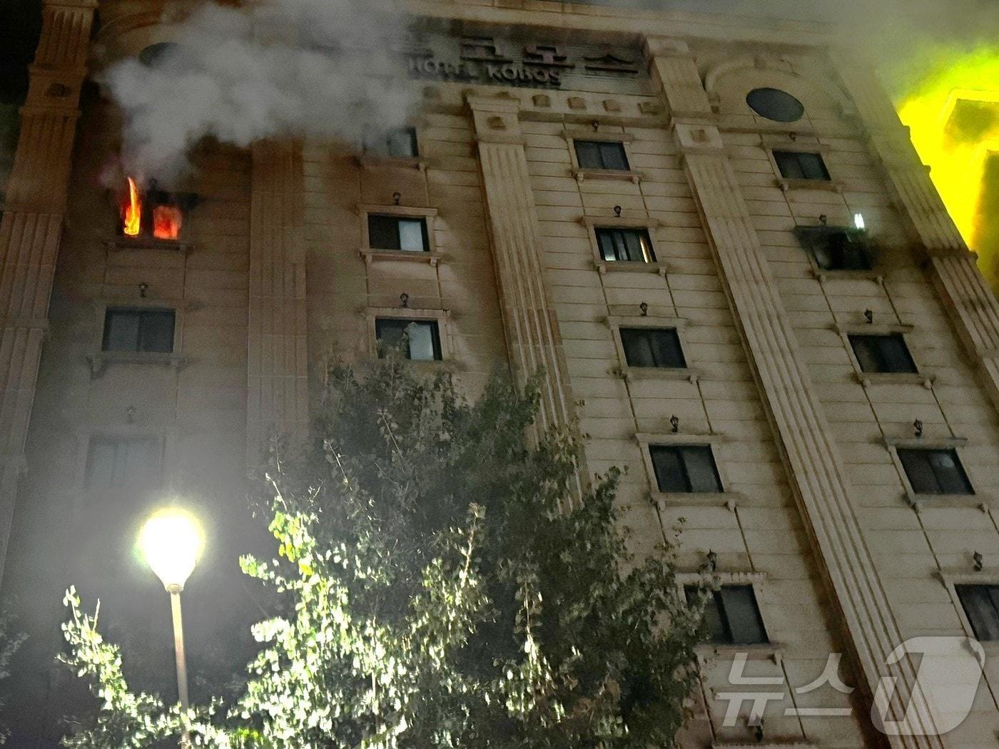 본문 이미지 - 22일 오후 경기 부천시 원미구 중동의 한 숙박업소에서 화재가 발생했다. (경기도소방재난본부 제공) 2024.8.22/뉴스1 ⓒ News1 이시명 기자