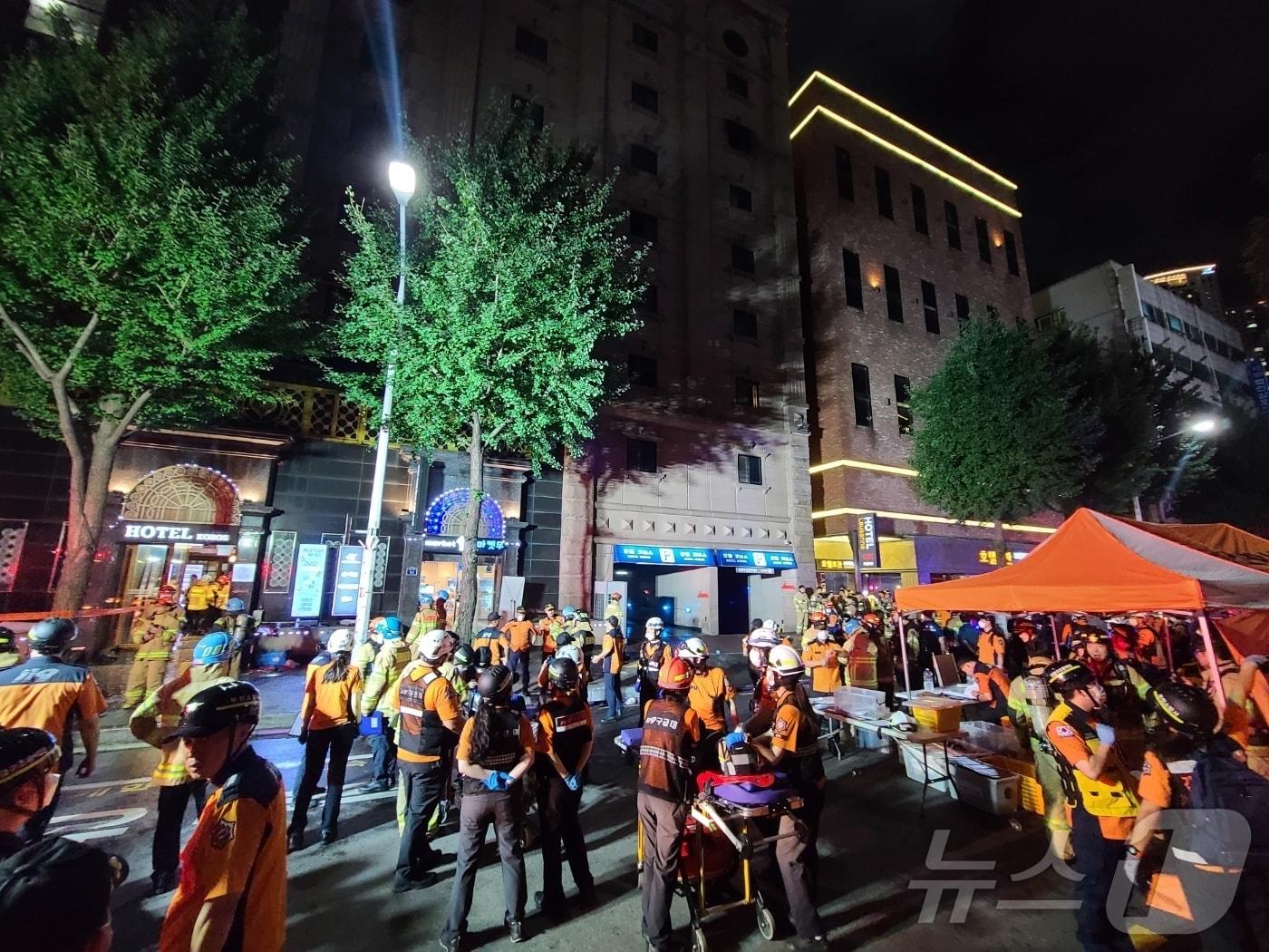 본문 이미지 - 22일 오후 경기 부천시 원미구 중동의 한 숙박업소에서 화재가 발생해 화재진압을 마친 소방대원들이 실종자 수색작업을 벌이고 있다. 이번 화재로 오후 10시40분 기준 6명이 사망하고 11명이 부상했다.2024.8.22/뉴스1 ⓒ News1 박소영 기자