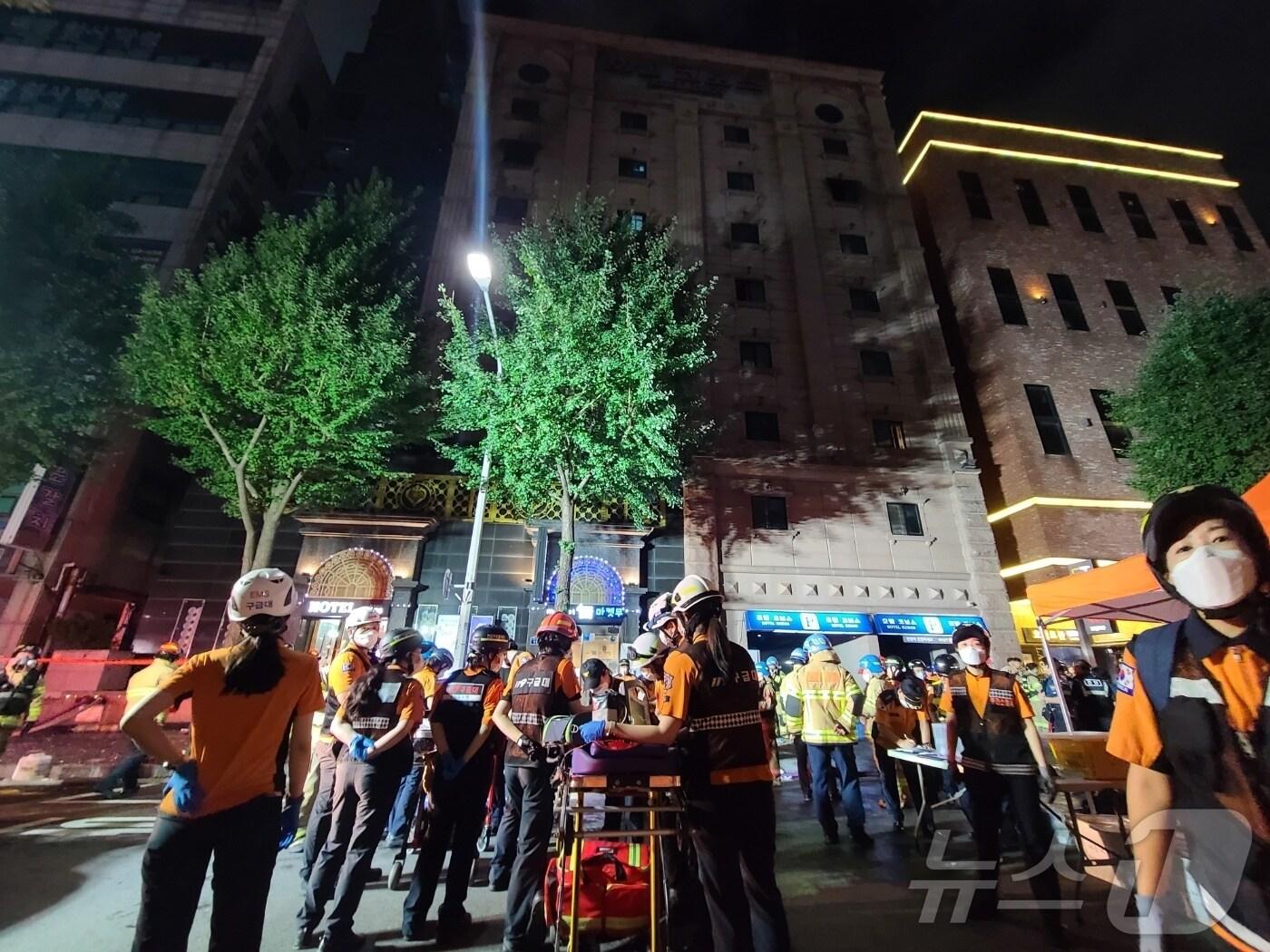본문 이미지 -  지난 8월 경기 부천시 원미구 중동의 한 숙박업소에서 화재가 발생해 화재진압을 마친 소방대원들이 실종자 수색작업을 벌이고 있다. 2024.8.22/뉴스1 ⓒ News1 박소영 기자