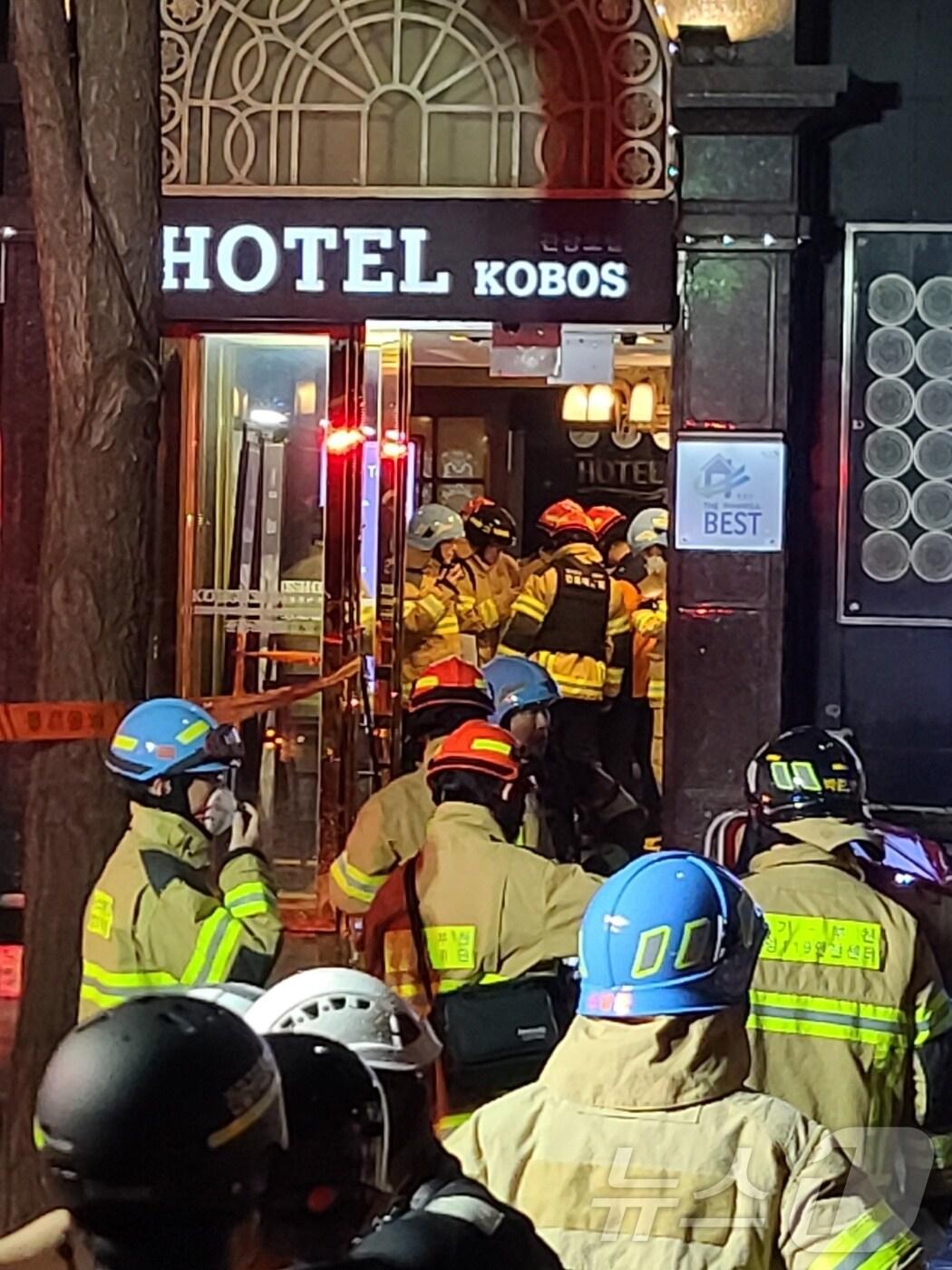 본문 이미지 - 22일 오후 7시 39분쯤 부천시 원미구 중동의 한 지상 9층짜리 모텔 7층에서 불이 났다.2024.8.55 ⓒ News1 박소영 기자