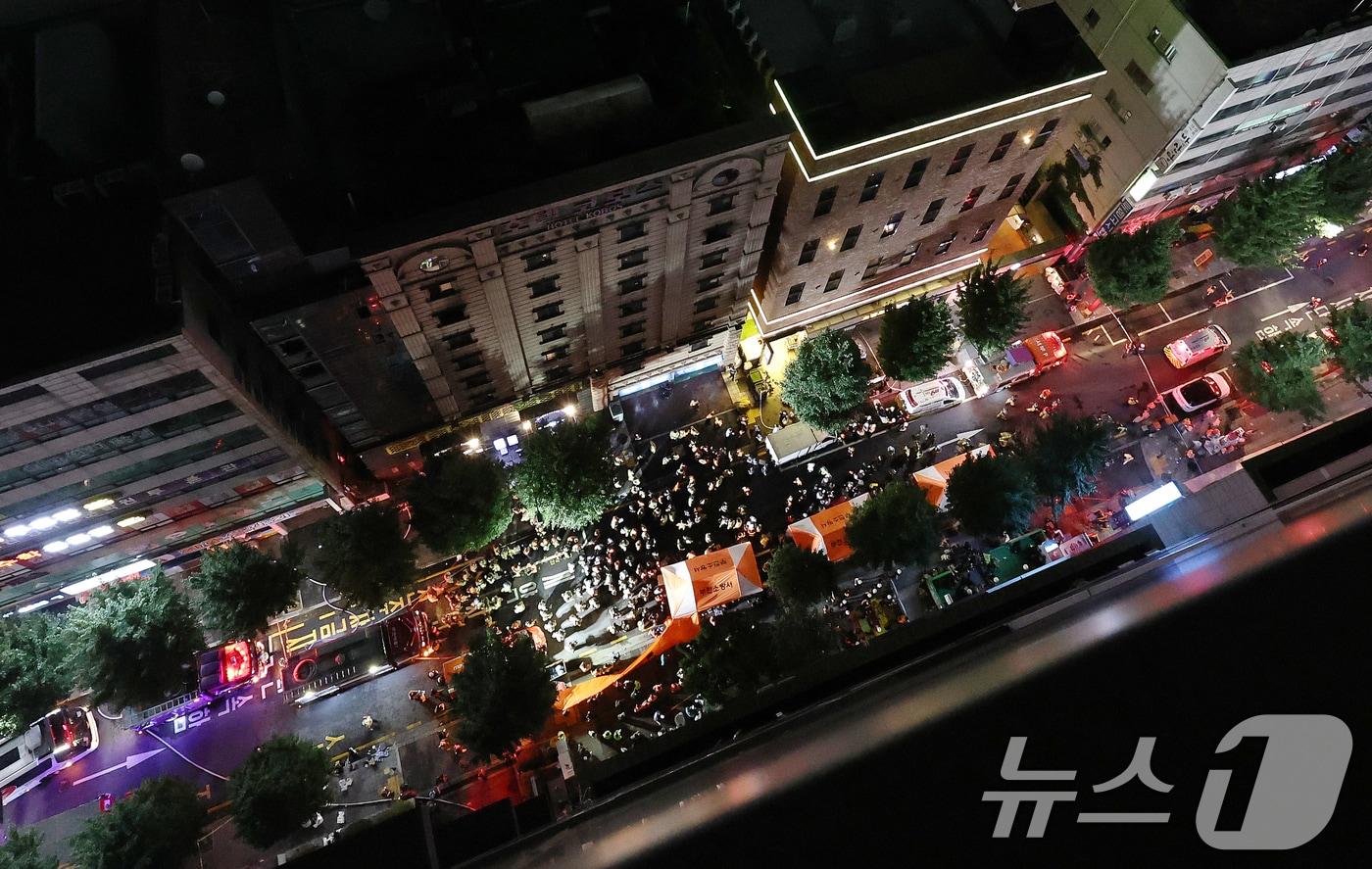 22일 오후 7시39분 경기도 부천시 원미구의 한 숙박업소에서 대형 화재가 발생해 출동한 소방대원들이 실종자 수색작업을 벌이고 있다. 2024.8.22/뉴스1 ⓒ News1 구윤성 기자