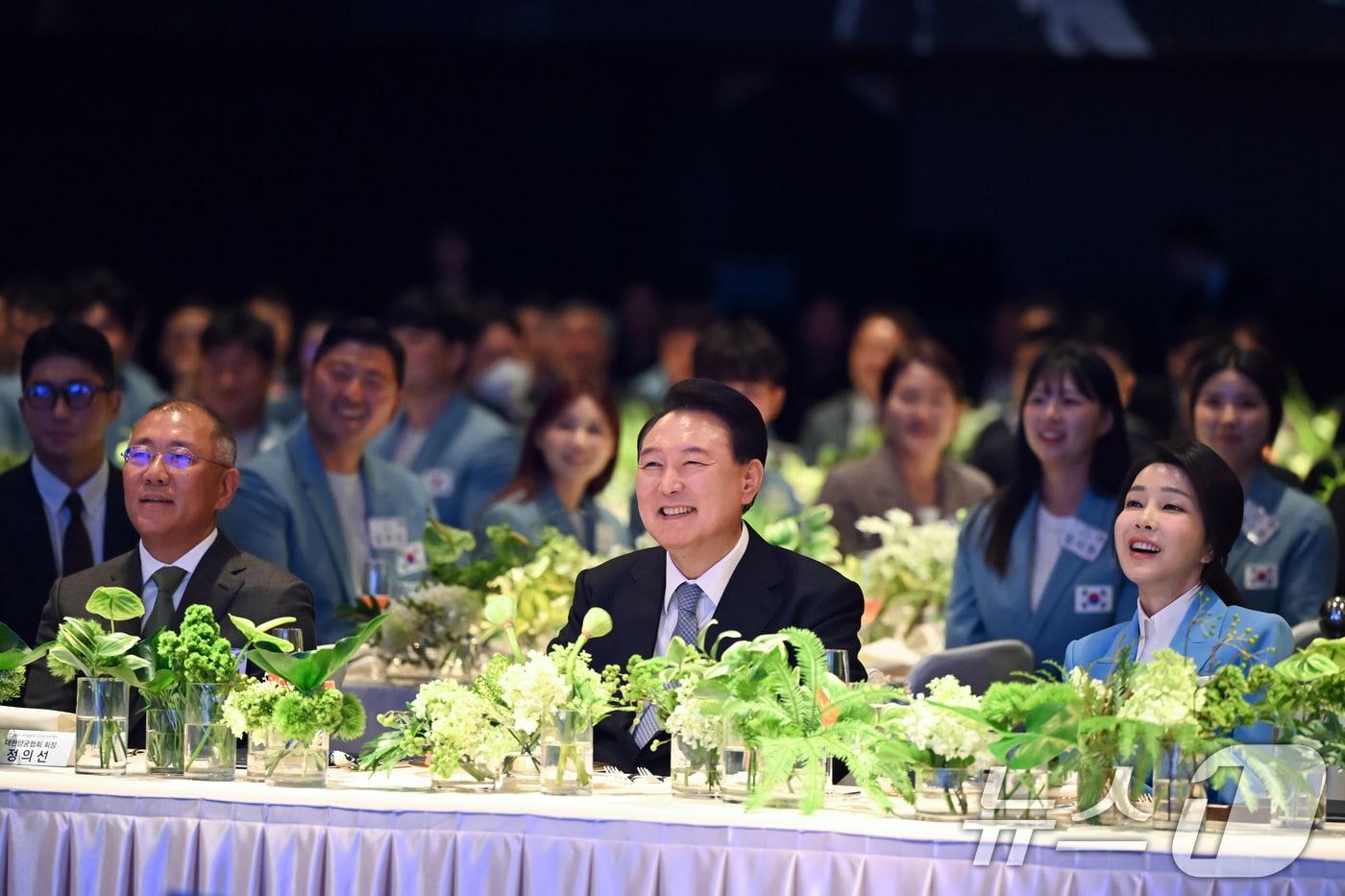 윤석열 대통령과 김건희 여사가 22일 서울 중구 신라호텔에서 열린 '2024 파리올림픽 선수단 격려 행사'에서 선수들의 소감을 듣고 있다. (대통령실 제공)/뉴스1 ⓒ News1 송원영 기자