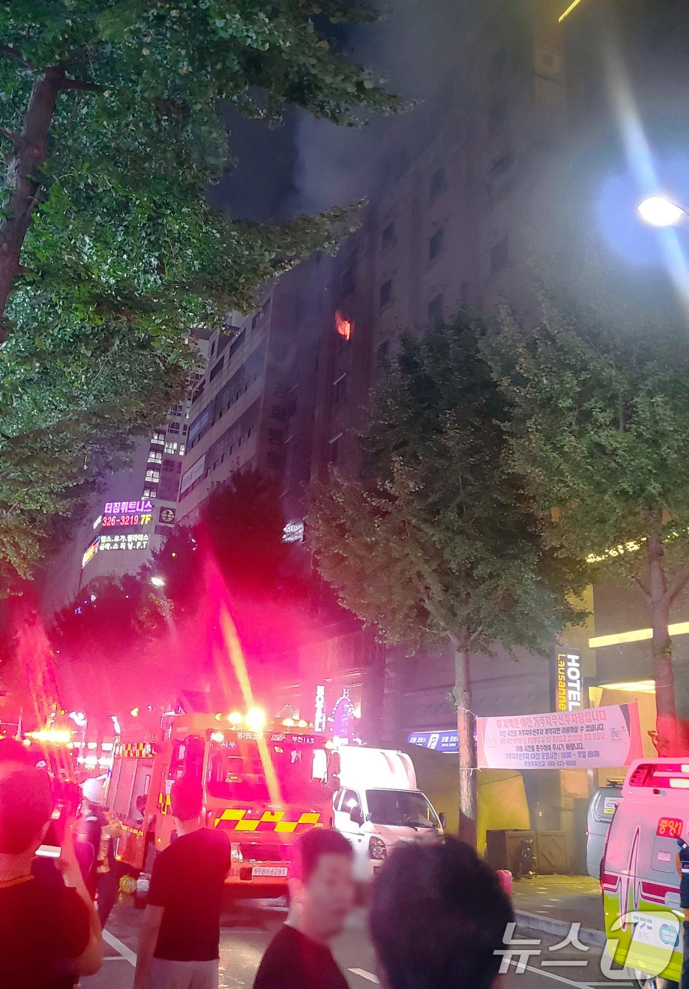 본문 이미지 - 22일 오후 7시 39분 경기도 부천시 원미구의 한 숙박업소에서 대형 화재가 발생해 출동한 소방대원들이 진화작업을 하고 있다. 이번 화재로 7명이 사망하고 12명이 부상하는 인명피해가 발생했다.(독자 제공) 2024.8.22/뉴스1