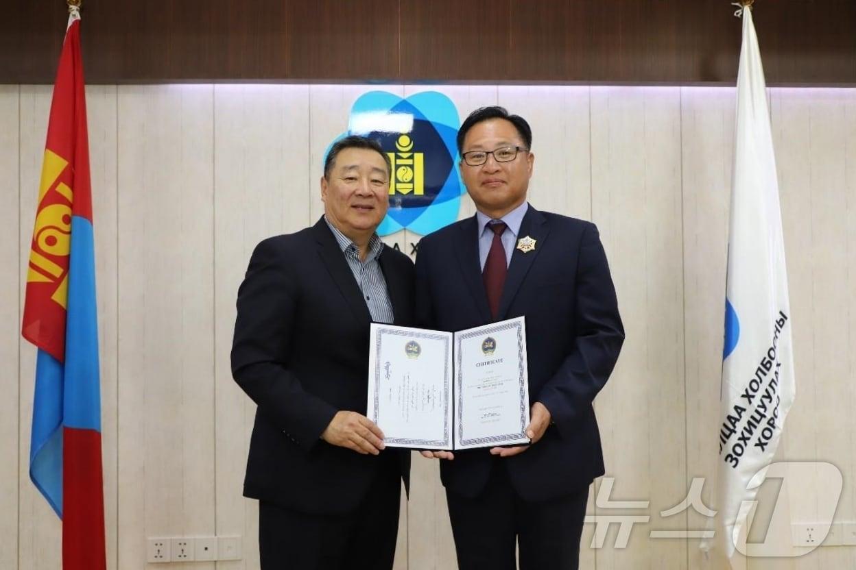 본문 이미지 - 심장섭 KAIST 교수(오른쪽)가 ‘북극성 훈장’을 받고 기념촬영을 하고 있다.(KAIST 제공)/뉴스1