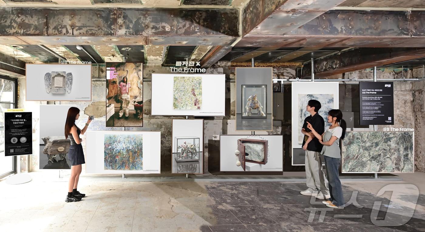 삼성전자는 8월 23일부터 9월 14일까지 서울 용산구 프로세스 이태원에서 하퍼스 바자와 함께 &#39;바자展: UNDER/STAND with 삼성 The Frame&#39; 전시를 진행한다고 밝혔다.&#40;삼성전자 제공&#41;