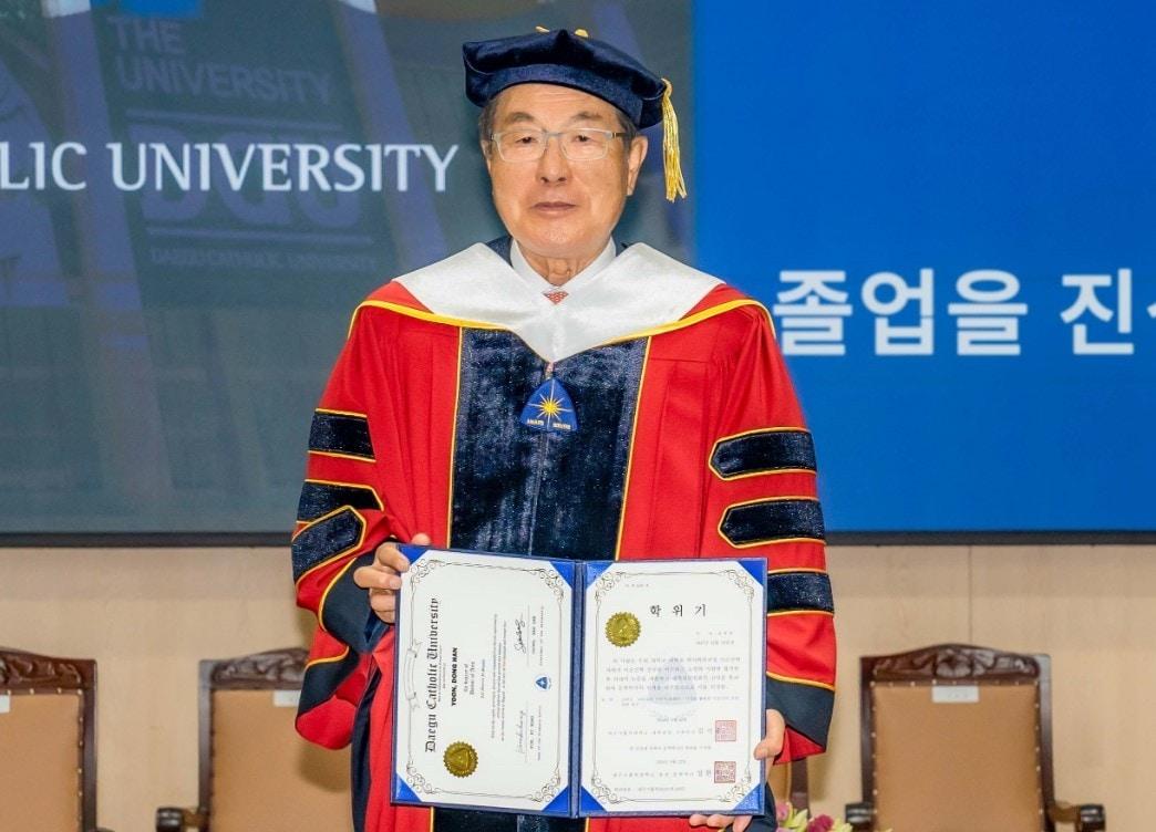 본문 이미지 - 윤동한 한국콜마 회장이 지난 22일 경북 경산시에서 열린 대구가톨릭대 학위수여식에서 문학박사 학위를 받았다. &#40;콜마홀딩스 제공&#41;