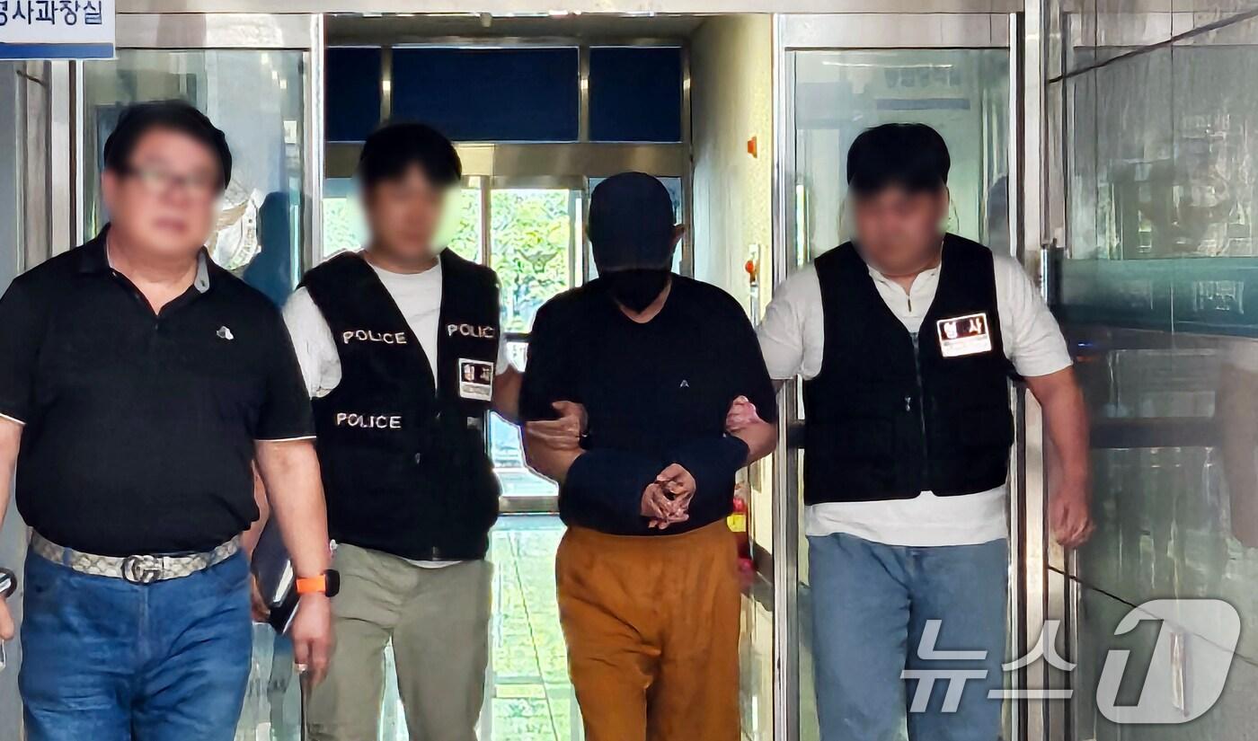 광주 상무지구 한 치과에 폭발물을 투척한 70대 남성이 23일 광주 서부경찰서 진술실에 들어가고 있다. 2024.8.23/뉴스1 ⓒ News1 이수민 기자