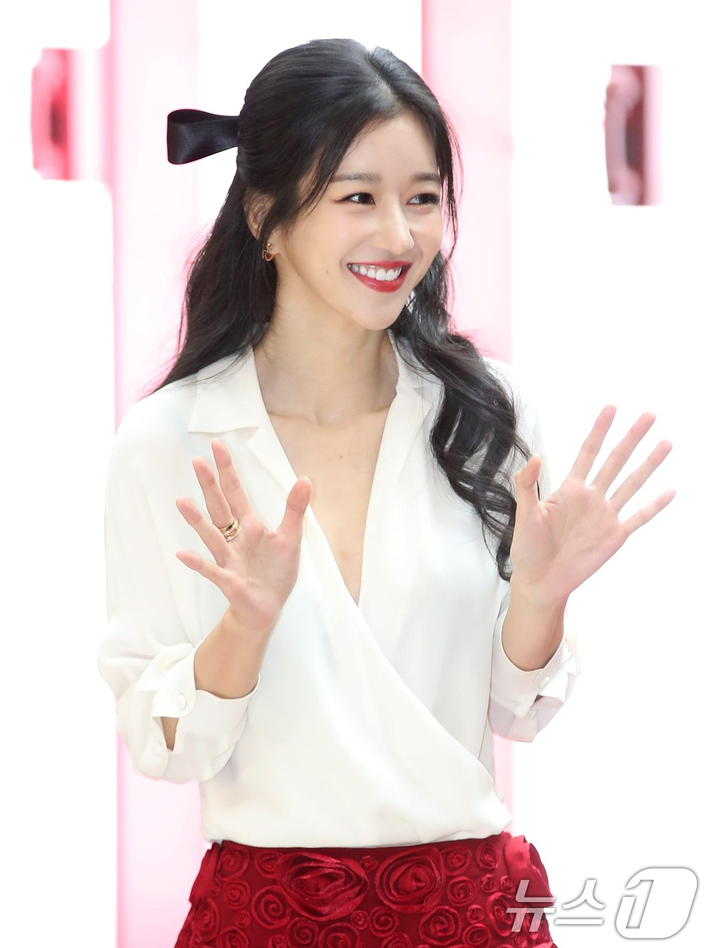 본문 이미지 - 배우 서예지가 23일 오전 서울 중구 소공동 롯데백화점에서 열린 메이크업 아티스트 브랜드의 30주년 기념 신제품 출시 포토행사에 참석해 미소를 짓고 있다. 2024.8.23/뉴스1 ⓒ News1 권현진 기자