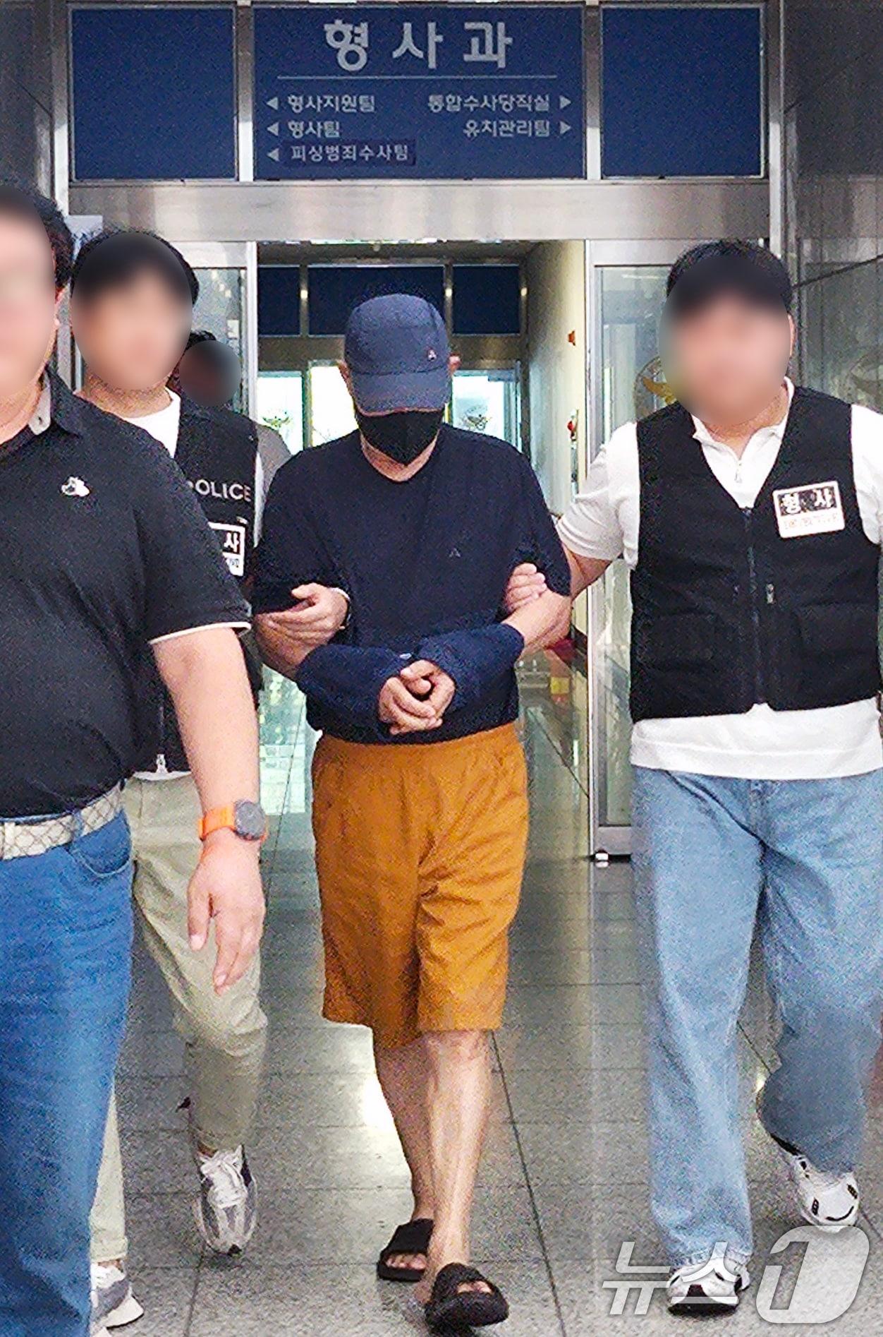 본문 이미지 - 광주 상무지구 한 치과에 폭발물을 투척한 70대 남성이 23일 광주 서부경찰서 진술실에 들어가고 있다. ⓒ News1