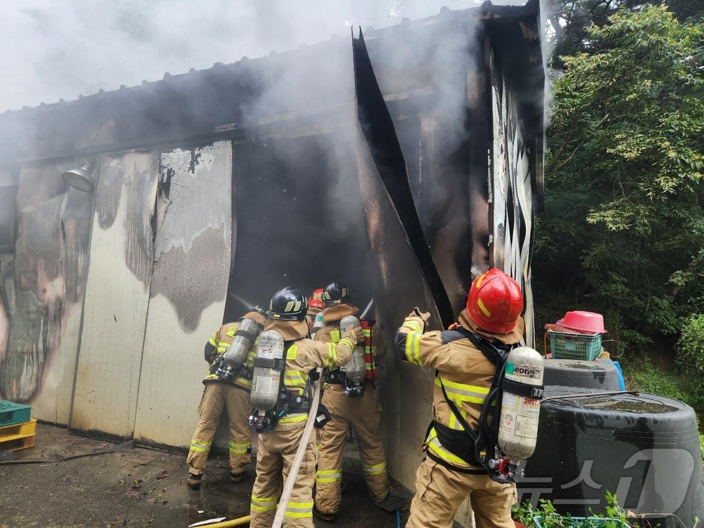 본문 이미지 - 청양 화성면 식당 창고 화재 현장. (청양소방서 제공) / 뉴스1 