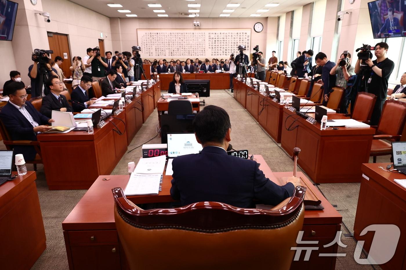 본문 이미지 - 정청래 법제사법위원장이 23일 오전 서울 여의도 국회에서 열린 법제사법위원회 전체회의에서 의사봉을 두드리고 있다. 2024.8.23/뉴스1 ⓒ News1 김민지 기자