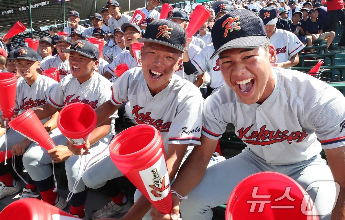 일본 내 한국계 민족학교인 교토국제고교 학생들이 23일 일본 효고현 니시노미야 한신 고시엔구장에서 열린 전국고교야구선수권대회(여름 고시엔) 교토국제고교와 간토다이이치고교 결승전에서 응원하고 있다. 2024.8.23/뉴스1 ⓒ News1 임세영 기자