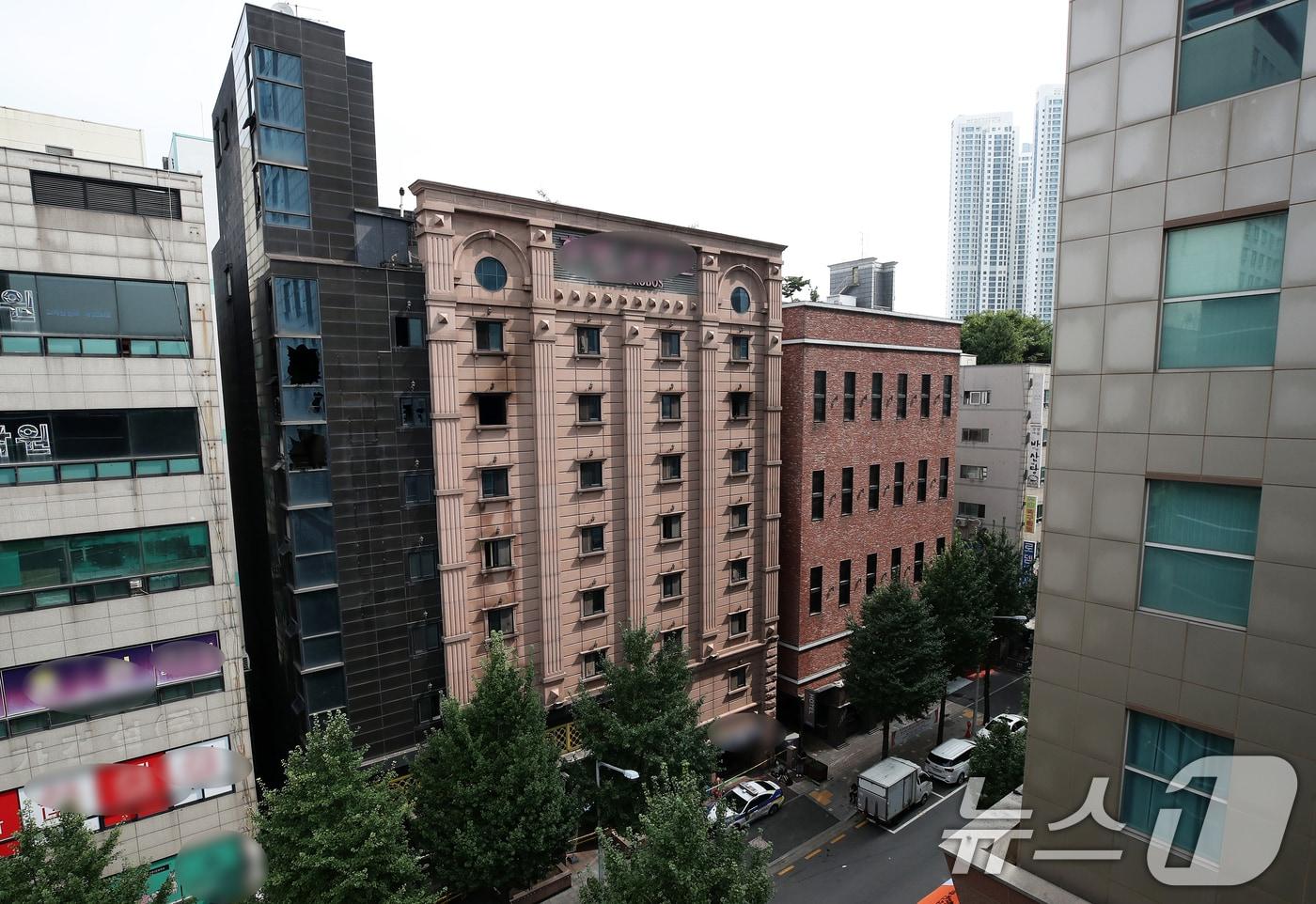 23일 오전 19명의 사상자를 낸 경기 부천시 중동의 한 호텔이 불에 타 검게 그을려 있다.2024.8.23/뉴스1 ⓒ News1 오대일 기자