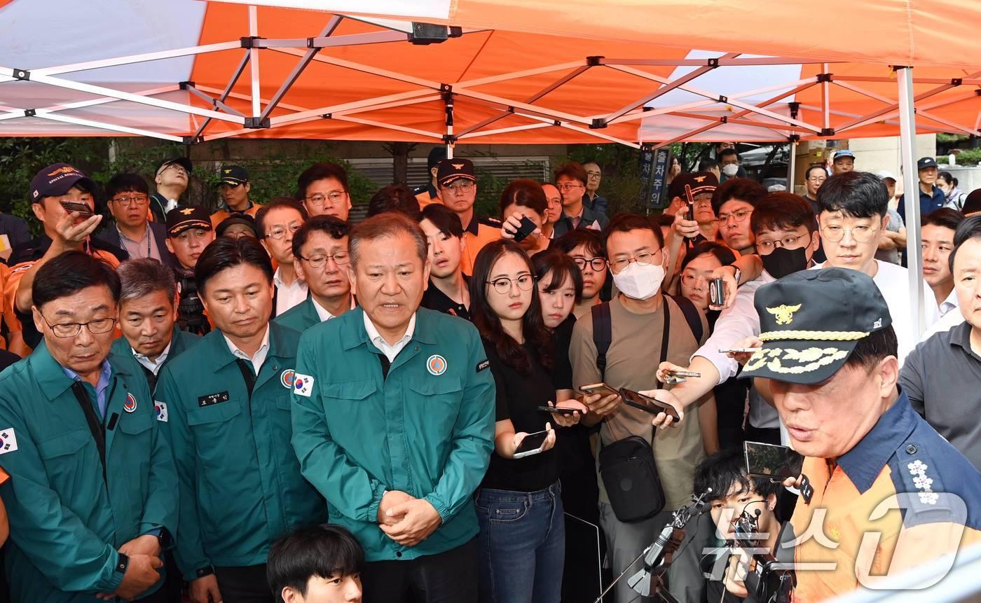 본문 이미지 - 이상민 행정안전부 장관이 23일 경기도 부천시 원미구 소재 모텔 화재 현장을 방문, 부천소방서장으로부터 화재 사고 발생 및 수습 상황을 보고 받고 있다. (행정안전부 제공) 2024.8.23/뉴스1