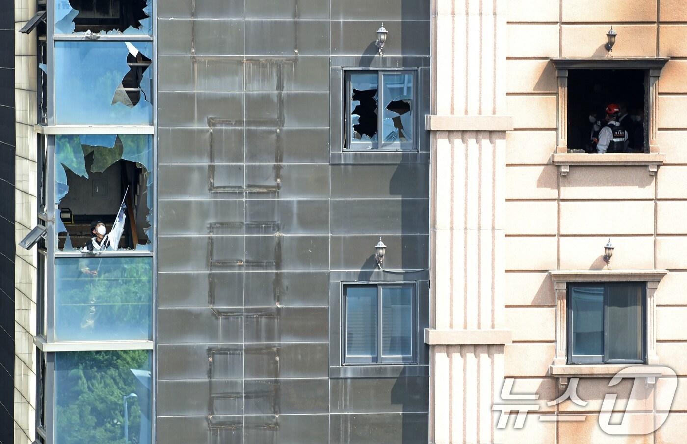 23일 오전 19명의 사상자를 낸 경기 부천시 중동의 한 호텔 화재현장에서 경찰과 소방, 국립과학수사연구원 관계자들이 합동 감식을 하고 있다. 전날 저녁 7시 40분쯤 발생한 이번 화재로 7명이 숨지고 12명이 다쳤다. 현장에는 스프링클러가 설치되지 않아 피해가 커졌다. 2024.8.23/뉴스1 ⓒ News1 오대일 기자