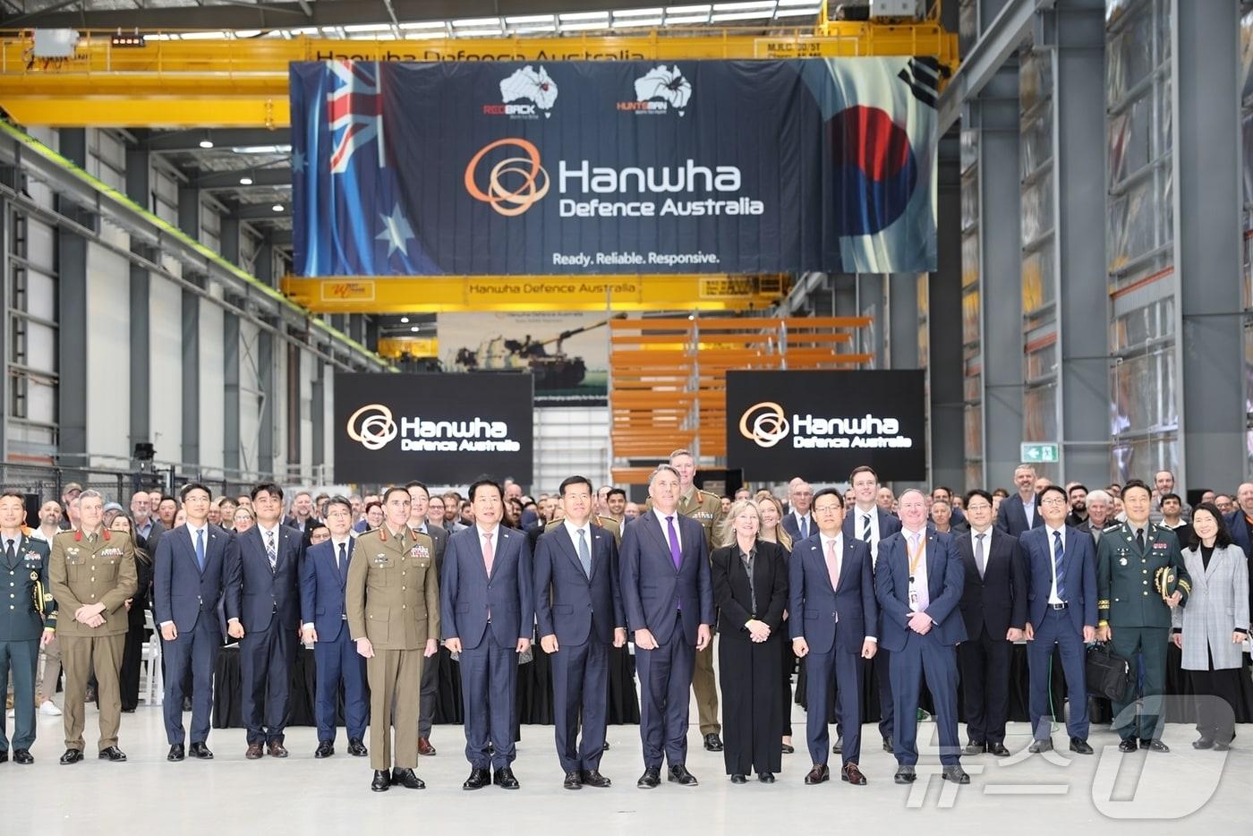  한화에어로스페이스가 호주 질롱에 ‘K9’ 자주포와 ‘레드백’ 장갑차를 생산할 공장(H-ACE) 을 완공했다고 23일 밝혔다. 이날 개소식에 참석한 석종건 방위사업청장(왼쪽 세번째), 리처드 말스 호주 국방장관(가운데), 사이먼 스튜어트 호주 육군 참모총장(왼쪽 첫번째), 손재일 한화에어로스페이스 대표이사(오른쪽 두번째). (한화에어로스페이스 제공)