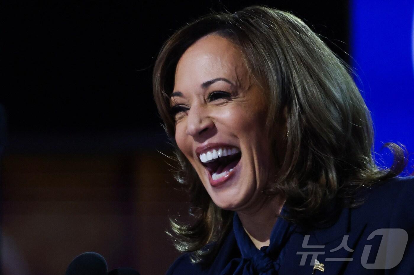 본문 이미지 - 미국 민주당 대선 후보 카멀라 해리스 부통령이 22일 (현지시간) 일리노이주 시카고의 유나이티드 센터에서 열린 민주당 전당대회 마지막 날 후보를 공식 수락하며 활짝 웃고 있다. 2024.08.23 ⓒ 로이터=뉴스1 ⓒ News1 우동명 기자