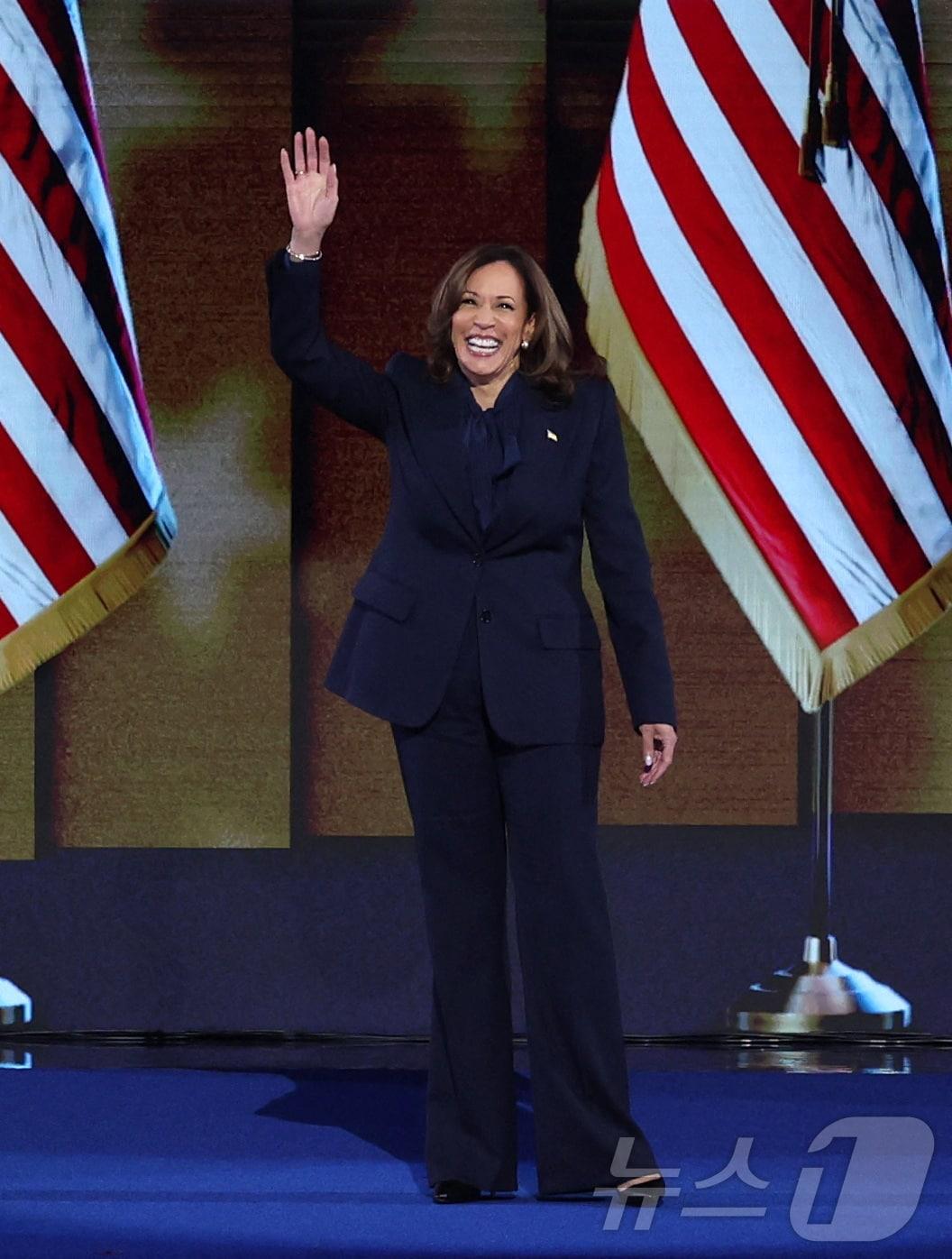 본문 이미지 - 카멀라 해리스 미국 부통령이 22일 (현지시간) 일리노이주 시카고의 유나이티드 센터에서 열린 민주당 전당대회 마지막 날 참석해 대선 후보 수락 연설을 하기 위해 무대에 오르고 있다. 2024.08.23 ⓒ 로이터=뉴스1 ⓒ News1 우동명 기자