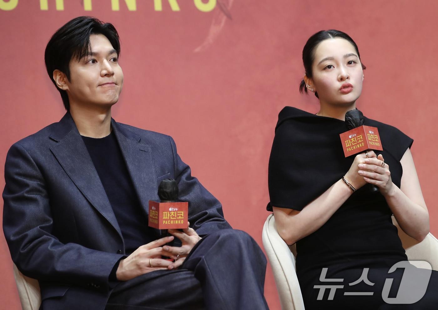 배우 이민호와 김민하(오른쪽)이 23일 서울 강남구 그랜드 인터컨티넨탈 서울 파르나스에서 열린 Apple TV+ '파친코' 시즌 2 프레스 컨퍼런스에서 취재진 질문에 답하고 있다. ‘파친코’는 금지된 사랑에서 시작되는 이야기로 한국과 일본, 미국을 오가며 전쟁과 평화, 사랑과 이별, 승리와 심판에 대한 잊을 수 없는 연대기를 그리는 작품이다. 2024.8.23/뉴스1 ⓒ News1 권현진 기자