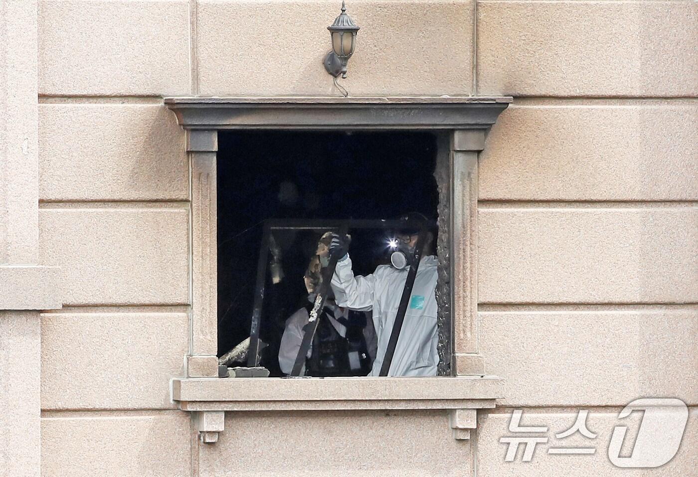 23일 오전 19명의 사상자를 낸 경기 부천시 중동의 한 호텔 화재현장에서 경찰과 소방, 국립과학수사연구원 관계자들이 합동 감식을 하고 있다. 전날 저녁 7시 40분쯤 발생한 이번 화재로 7명이 숨지고 12명이 다쳤다. 현장에는 스프링클러가 설치되지 않아 피해가 커졌다. 2024.8.23/뉴스1 ⓒ News1 오대일 기자