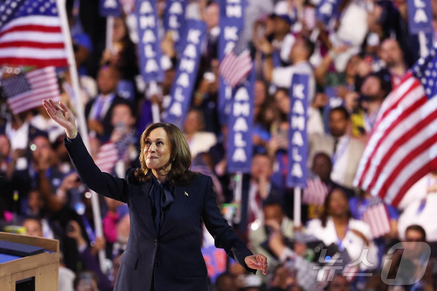 본문 이미지 - 22일(현지시간) 카멀라 해리스 미국 부통령이 일리노이주 시카고에서 열린 민주당 전당대회에서 지지자들에게 인사하고 있다. 2024.08.22 ⓒ 로이터=뉴스1 ⓒ News1 정지윤 기자