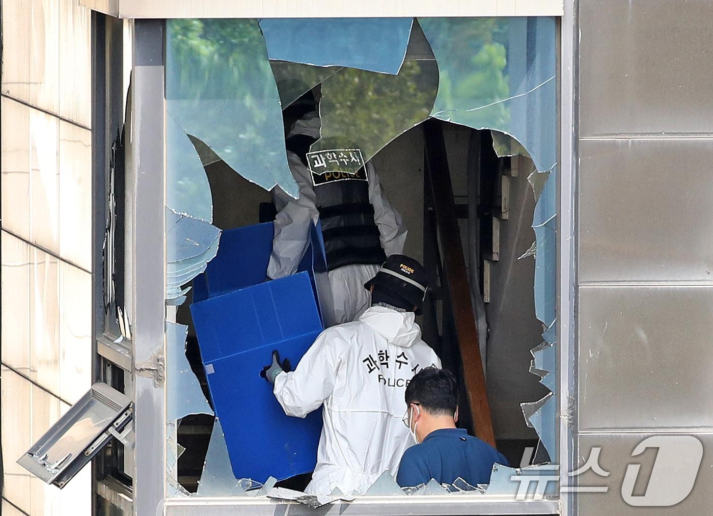 본문 이미지 - 23일 오전 19명의 사상자를 낸 경기 부천시 중동의 한 호텔 화재현장에서 경찰과 소방, 국립과학수사연구원 관계자들이 합동 감식을 하고 있다. 2024.8.23/뉴스1 ⓒ News1 오대일 기자