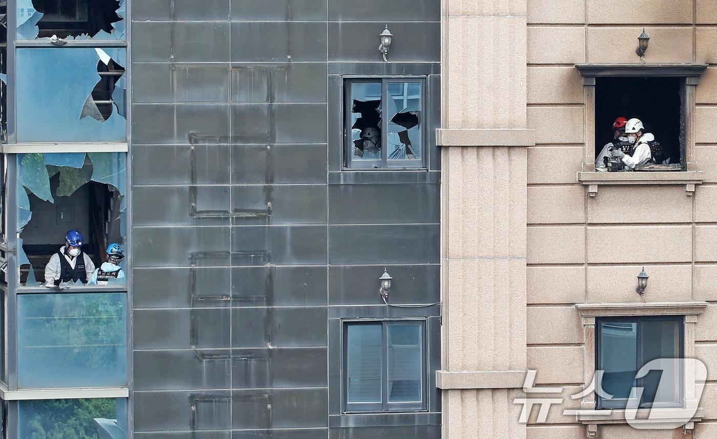 지난 8월 화재가 난 경기 부천시 중동의 한 호텔에서 경찰과 소방, 국립과학수사연구원 관계자들이 합동 감식을 하고 있다. 2024.8.23/뉴스1 ⓒ News1 오대일 기자
