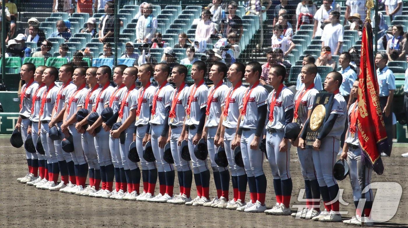 일본 내 한국계 민족학교인 교토국제고교 학생들이 23일 일본 효고현 니시노미야 한신 고시엔구장에서 열린 전국고교야구선수권대회(여름 고시엔) 교토국제고교와 간토다이이치고교 결승전에서 우승기와 상패를 들고 그라운드를 바라보고 있다. 024.8.23/뉴스1 ⓒ News1 임세영 기자