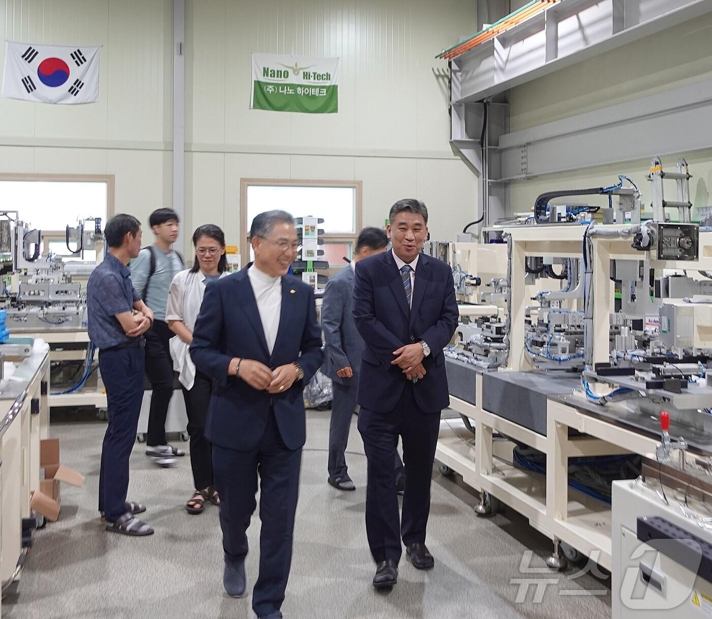 본문 이미지 - (왼쪽에서 3번째) 최승재 중소기업 옴부즈만이 23일 대전 대덕테크노밸리의 기업을 방문하여 업체 대표의 설명을 듣고 있다.(중소기업 옴부즈만 제공)