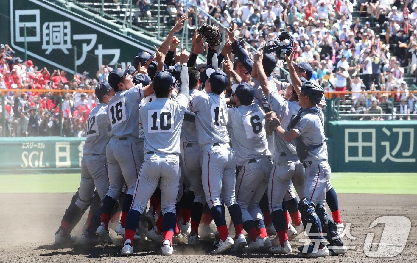 일본 내 한국계 민족학교인 교토국제고교 학생들이 23일 일본 효고현 니시노미야 한신 고시엔구장에서 열린 전국고교야구선수권대회(여름 고시엔) 교토국제고교와 간토다이이치고교 결승전에서 연장 10회 승부치기 끝에 2-1로 승리를 거두고 환호하고 있다. 2024.8.23/뉴스1 ⓒ News1 임세영 기자