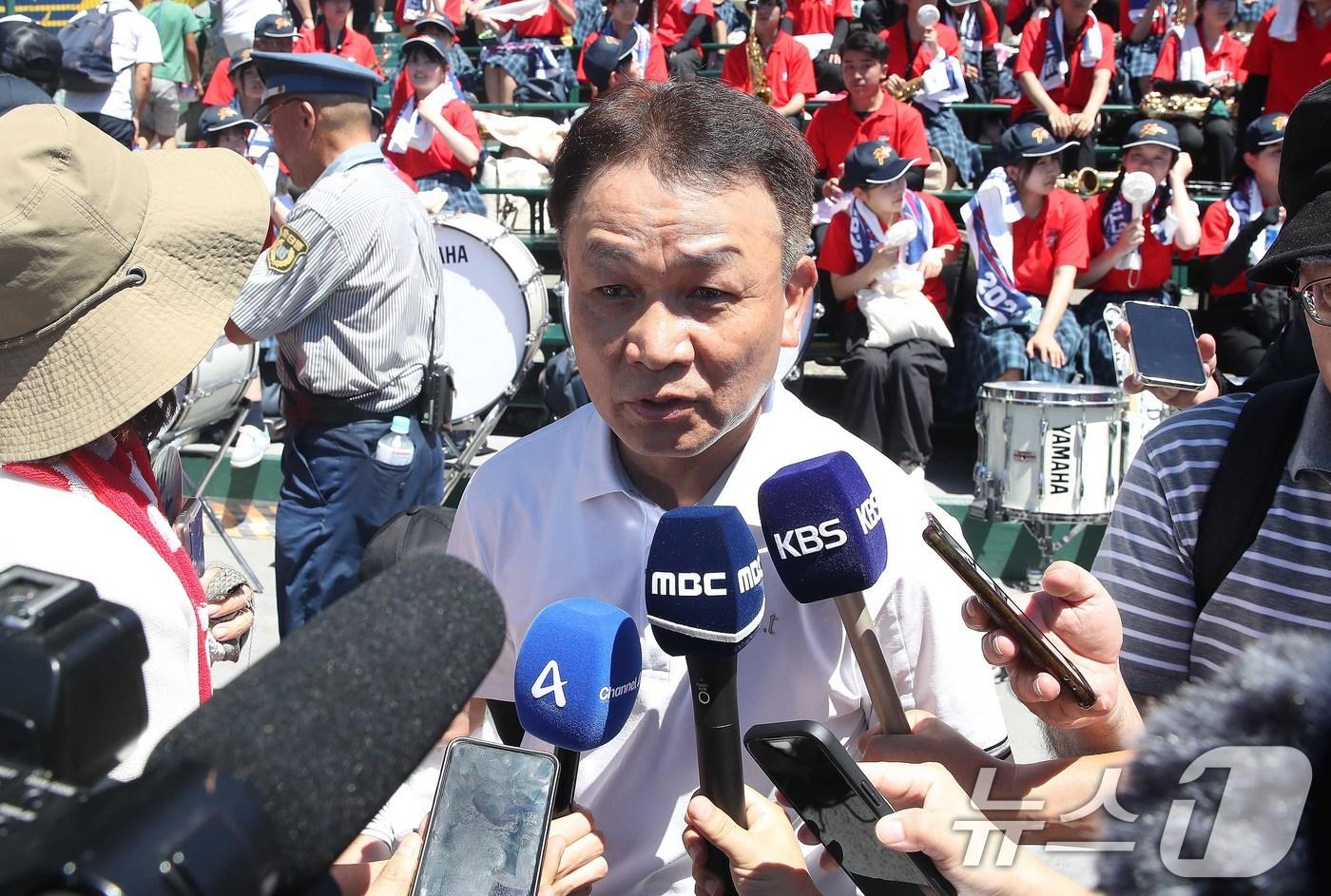 본문 이미지 - 일본 내 한국계 민족학교인 교토국제고교 백승환 교장이 23일 일본 효고현 니시노미야 한신 고시엔구장에서 열린 전국고교야구선수권대회(여름 고시엔) 교토국제고교와 간토다이이치고교 결승전에서 취재진과 인터뷰를 하고 있다. 이날 경기는 교토국제고교 연장 10회 승부치기 끝에 간토다이이치고교 2-1로 꺾고 우승했다. 2024.8.23/뉴스1 ⓒ News1 임세영 기자