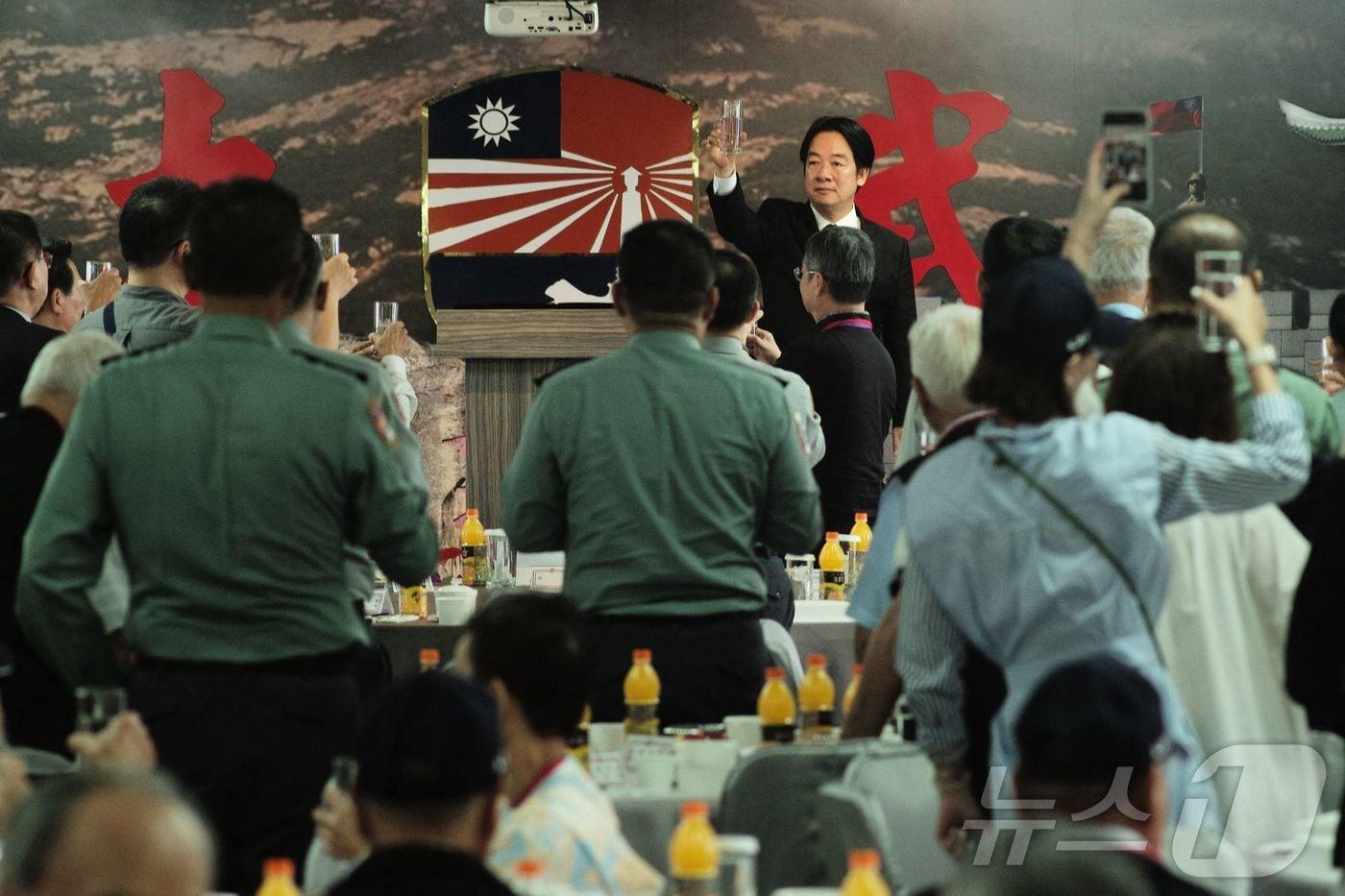 라이칭더 대만 총통이 23일 진먼(金門)에서 열린 진먼 포격전 66주년 기념행사에 참석한 참전용사들과 건배를 하고 있다.  2024.08.23 ⓒ AFP=뉴스1 ⓒ News1 정지윤기자