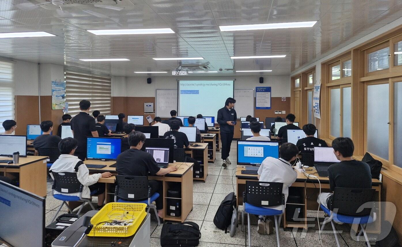 본문 이미지 - 고흥군이 고흥산업과학고등학교 드론산업과 재학생 25명을 대상으로 &#39;군집 비행 코딩교육&#39;을 실시한다&#40;고흥군 제공&#41;2024.8.23/ 