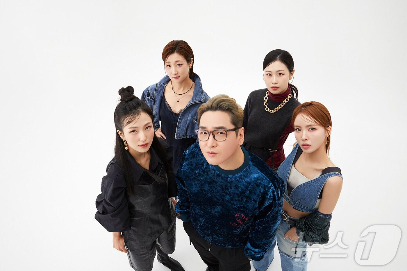 오는 28일 어울아트센터에서 '브런치 콘서트-윤일상의 어느 일상' 공연이 개최된다. 사진은 작곡가 윤일상과 그룹가수 '어느 일상'(행복북구문화재단)