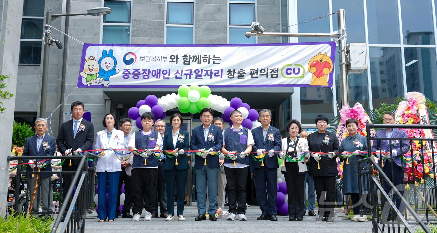 본문 이미지 - 제주 장애인편의점 1호점 개소식에서 참가자들이 기념촬영을 하고 있다(제주도 제공)/뉴스1 