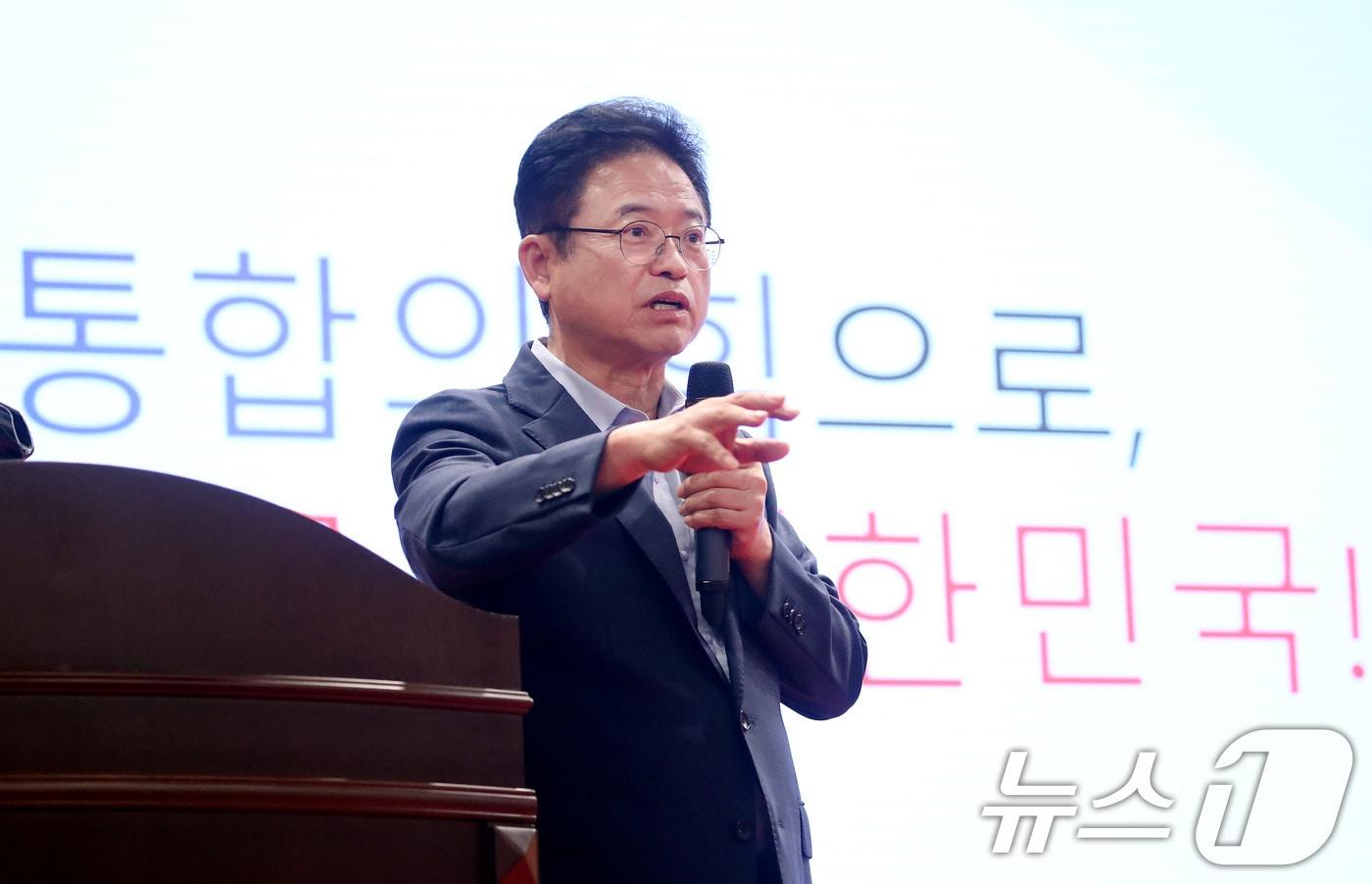 본문 이미지 - 이철우 경북도지사가 23일 오후 대구 남구 계명대학교 대명캠퍼스에서 '포럼 분권과 통합' 주최로 열린 초청강연회에서 '통합의 힘으로, 새로운 대한민국!'을 주제로 강연하고 있다. 2024.8.23/뉴스1 ⓒ News1 공정식 기자