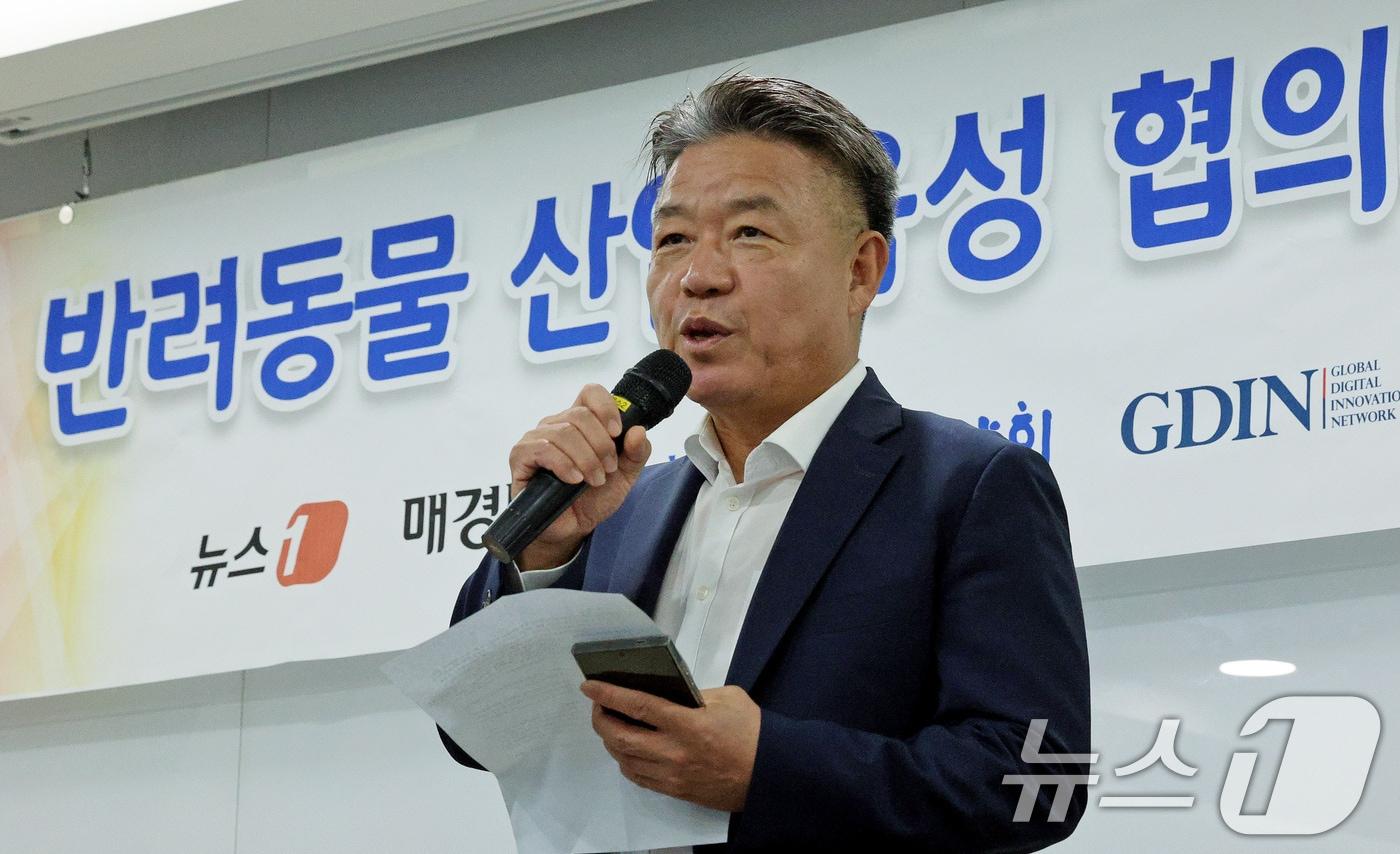 본문 이미지 - 송명석 알엑스바이오 대표가 23일 오후 경기 성남시 글로벌디지털혁신네트워크에서 열린 '반려동물 산업 육성 협의회' 제5회 IR데이'에서 인사말 하고 있다. 2024.8.23/뉴스1 ⓒ News1 장수영 기자