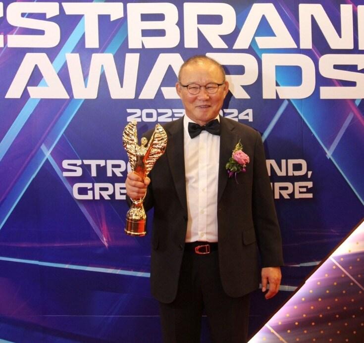 본문 이미지 - 브랜드 로레이상을 받은 박항서 감독(디제이 매니지먼트 제공) 