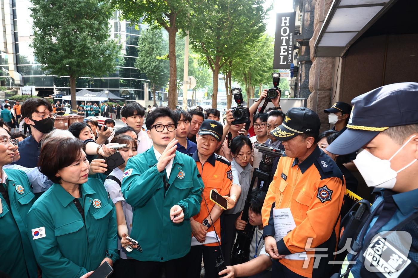 본문 이미지 - 한동훈 국민의힘 대표가 23일 오후 경기 부천시 숙박시설 화재 현장에 도착해 현장을 둘러보며 현장 관계자에게 에어매트 관련 질문을 하고 있다. 2024.8.23/뉴스1 ⓒ News1 김민지 기자