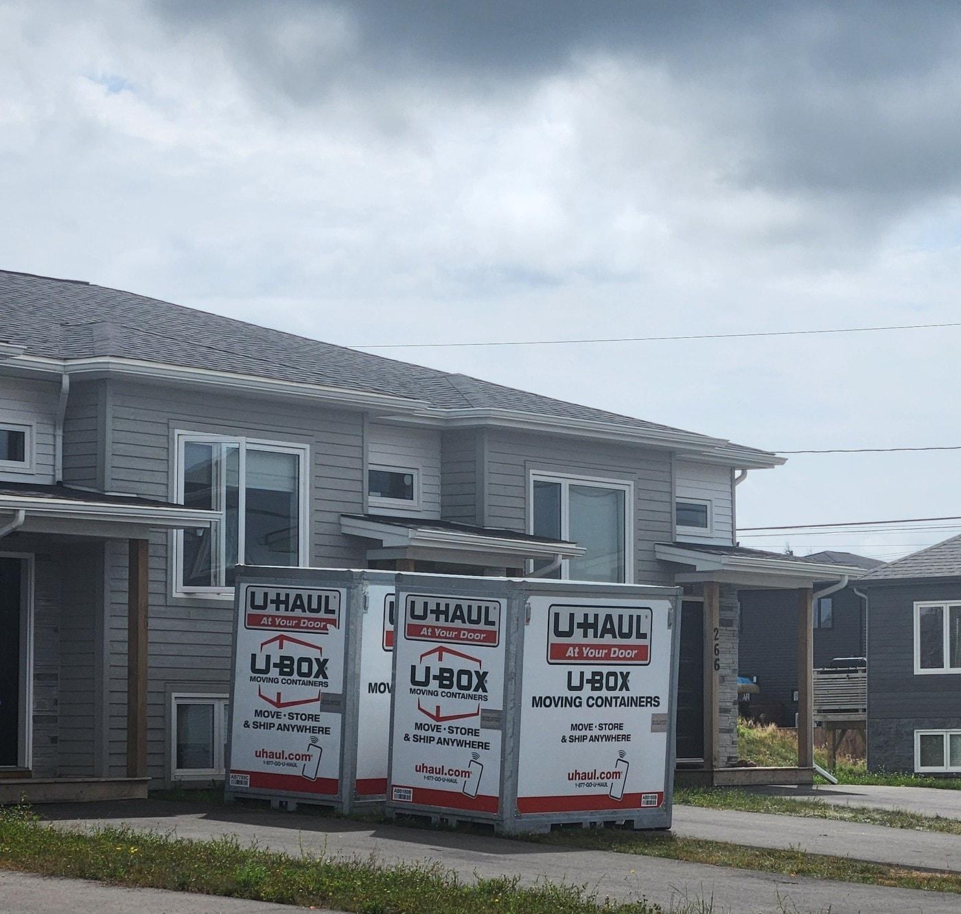 본문 이미지 - 셀프 이사를 하기 위해 먼저, 필요한 크기의 컨테이너를 대여하고 물건들을 싣는다.. 2024.08.22/ ⓒ 뉴스1 김남희 통신원