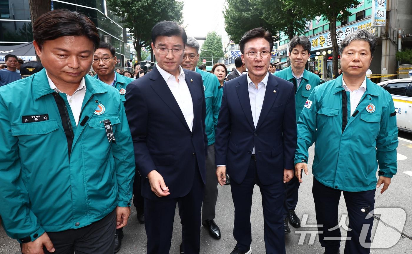 본문 이미지 - 더불어민주당 김민석 최고위원을 비롯한 이해식, 윤건영 의원 등이 23일 오후 경기 부천시 숙박시설 화재 현장에 도착해 현장을 둘러보고 있다. 2024.8.23/뉴스1 ⓒ News1 김민지 기자