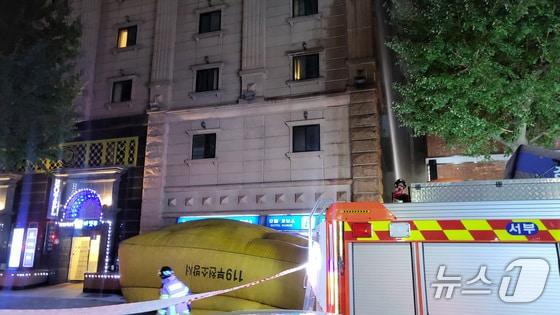 본문 이미지 - 22일 오후 7시 39분 경기도 부천시 원미구의 한 숙박업소에서 대형 화재가 발생해 소방당국이 탈출용 에어매트를 설치하고 진화작업을 하고 있다. 이번 화재로 7명이 사망하고 12명이 중경상을 입었다. (독자제공) 2024.8.23/뉴스1