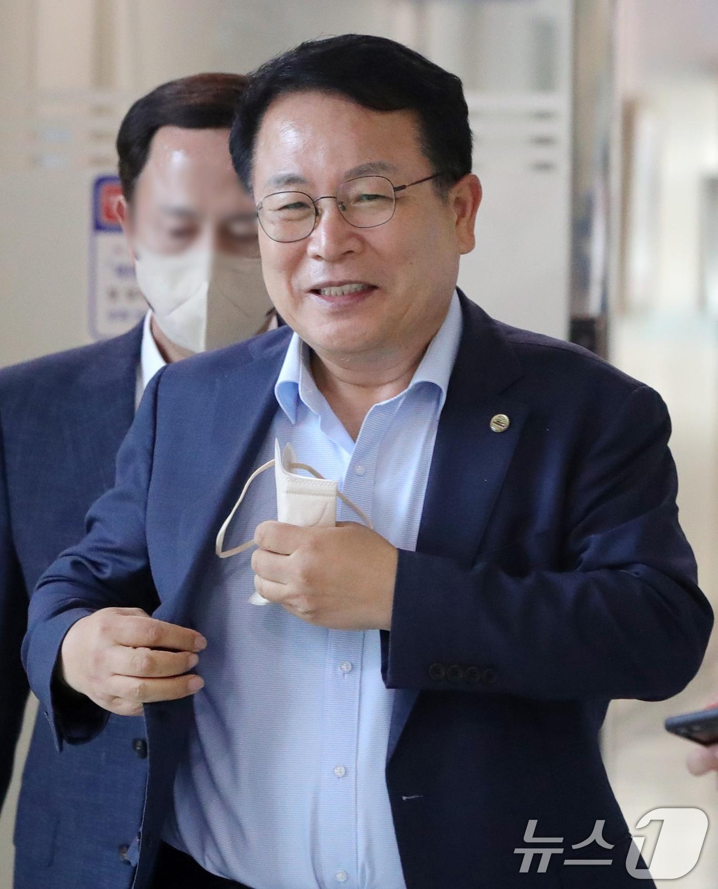 본문 이미지 - 정헌율 익산시장이 23일 전북자치도 전주시 전북경찰청에 출석해 조사를 마치고 경찰청을 나서고 있다. 2024.8.23/뉴스1 ⓒ News1 유경석 기자